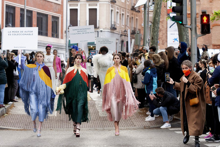 Öffentliche Fashion Show von 10 Designern in Madrid