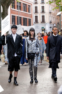 Öffentliche Fashion Show von 10 Designern in Madrid