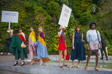 Öffentliche Fashion Show von 10 Designern in Madrid