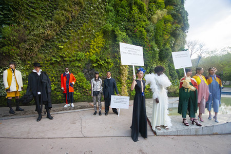 Öffentliche Fashion Show von 10 Designern in Madrid