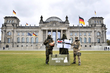 Protestaktion zur Sondersitzung des Verteidigungsausschusses des Bundestags in Berlin