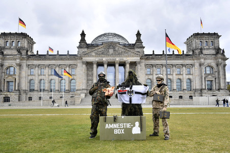 Protestaktion zur Sondersitzung des Verteidigungsausschusses des Bundestags in Berlin