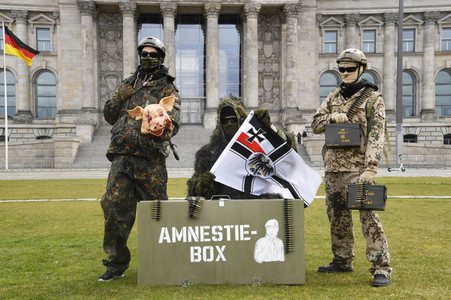 Protestaktion zur Sondersitzung des Verteidigungsausschusses des Bundestags in Berlin