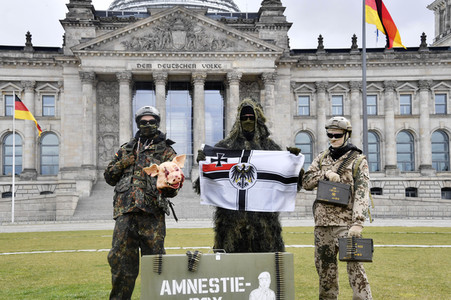 Protestaktion zur Sondersitzung des Verteidigungsausschusses des Bundestags in Berlin
