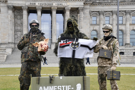 Protestaktion zur Sondersitzung des Verteidigungsausschusses des Bundestags in Berlin