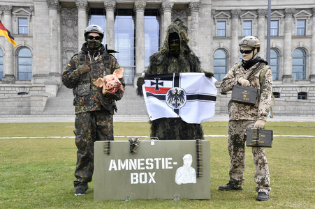 Protestaktion zur Sondersitzung des Verteidigungsausschusses des Bundestags in Berlin