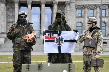 Protestaktion zur Sondersitzung des Verteidigungsausschusses des Bundestags in Berlin