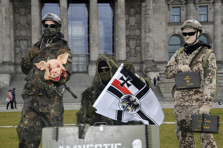 Protestaktion zur Sondersitzung des Verteidigungsausschusses des Bundestags in Berlin