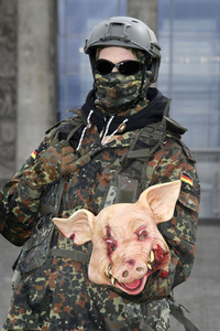 Protestaktion zur Sondersitzung des Verteidigungsausschusses des Bundestags in Berlin