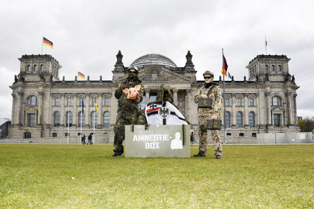Protestaktion zur Sondersitzung des Verteidigungsausschusses des Bundestags in Berlin