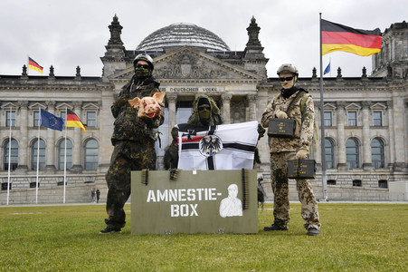 Protestaktion zur Sondersitzung des Verteidigungsausschusses des Bundestags in Berlin