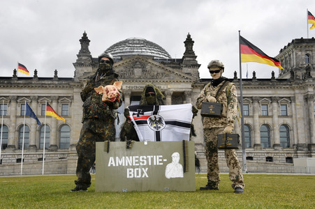 Protestaktion zur Sondersitzung des Verteidigungsausschusses des Bundestags in Berlin