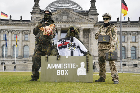 Protestaktion zur Sondersitzung des Verteidigungsausschusses des Bundestags in Berlin