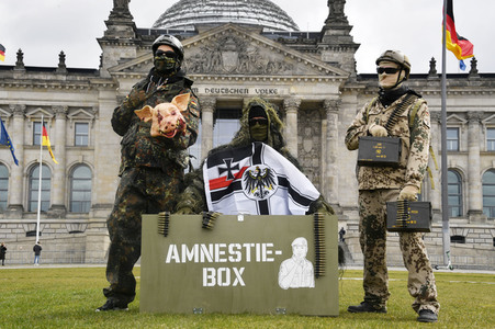 Protestaktion zur Sondersitzung des Verteidigungsausschusses des Bundestags in Berlin