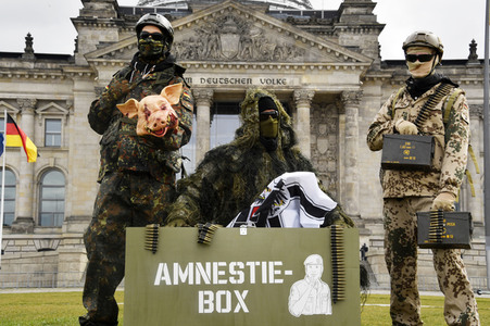 Protestaktion zur Sondersitzung des Verteidigungsausschusses des Bundestags in Berlin
