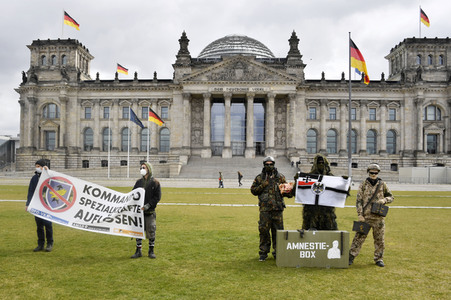 Protestaktion zur Sondersitzung des Verteidigungsausschusses des Bundestags in Berlin