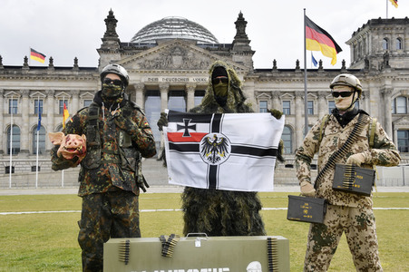 Protestaktion zur Sondersitzung des Verteidigungsausschusses des Bundestags in Berlin