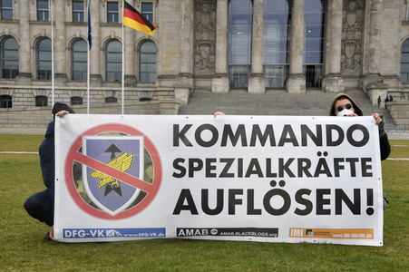 Protestaktion zur Sondersitzung des Verteidigungsausschusses des Bundestags in Berlin