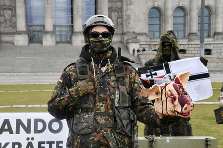 Protestaktion zur Sondersitzung des Verteidigungsausschusses des Bundestags in Berlin