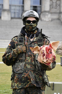 Protestaktion zur Sondersitzung des Verteidigungsausschusses des Bundestags in Berlin