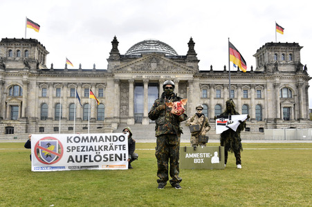 Protestaktion zur Sondersitzung des Verteidigungsausschusses des Bundestags in Berlin