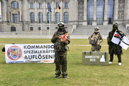 Protestaktion zur Sondersitzung des Verteidigungsausschusses des Bundestags in Berlin