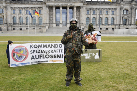 Protestaktion zur Sondersitzung des Verteidigungsausschusses des Bundestags in Berlin