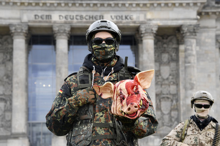 Protestaktion zur Sondersitzung des Verteidigungsausschusses des Bundestags in Berlin