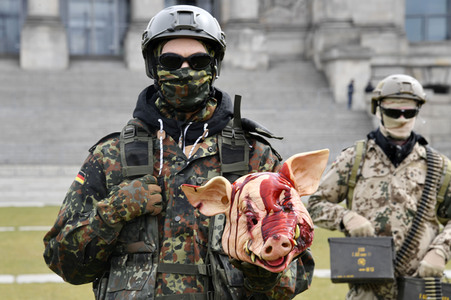 Protestaktion zur Sondersitzung des Verteidigungsausschusses des Bundestags in Berlin