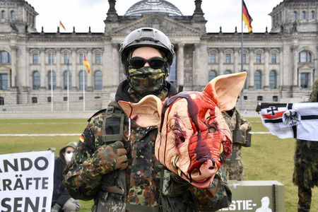 Protestaktion zur Sondersitzung des Verteidigungsausschusses des Bundestags in Berlin