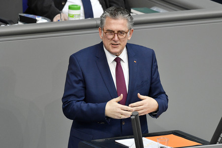 221. Sitzung des Deutschen Bundestages in Berlin