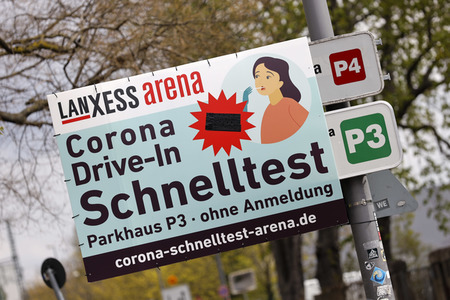 Symbolfoto Coronatest Drive-In