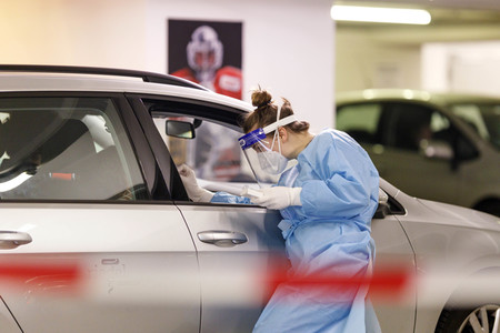 Symbolfoto Coronatest Drive-In