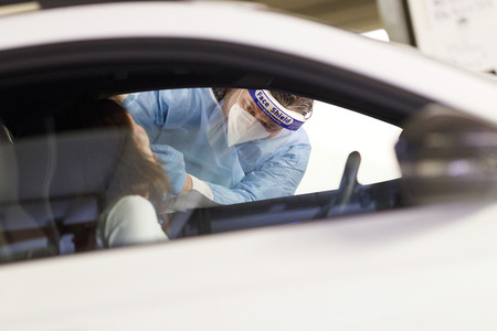 Symbolfoto Coronatest Drive-In