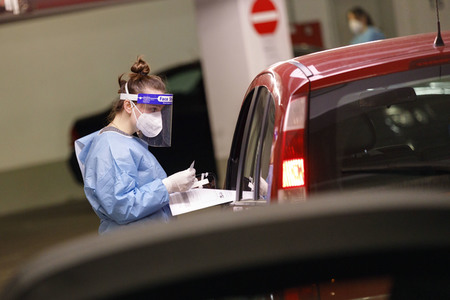 Symbolfoto Coronatest Drive-In