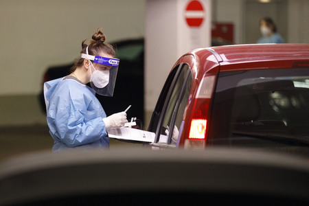 Symbolfoto Coronatest Drive-In