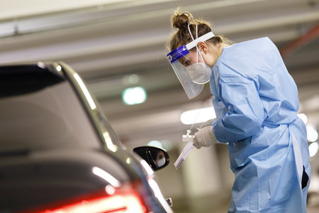 Symbolfoto Coronatest Drive-In