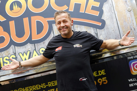 Eröffnung von 'Willi Herren’s Rievkooche Bud' in Köln