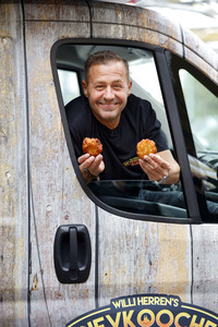 Eröffnung von 'Willi Herren’s Rievkooche Bud' in Köln