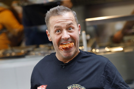 Eröffnung von 'Willi Herren’s Rievkooche Bud' in Köln