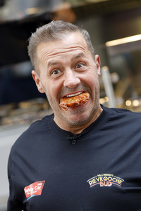 Eröffnung von 'Willi Herren’s Rievkooche Bud' in Köln