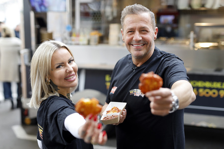 Eröffnung von 'Willi Herren’s Rievkooche Bud' in Köln