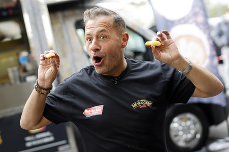 Eröffnung von 'Willi Herren’s Rievkooche Bud' in Köln