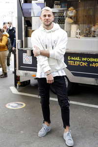 Eröffnung von 'Willi Herren’s Rievkooche Bud' in Köln