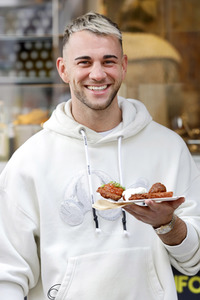 Eröffnung von 'Willi Herren’s Rievkooche Bud' in Köln