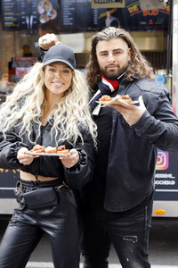 Eröffnung von 'Willi Herren’s Rievkooche Bud' in Köln