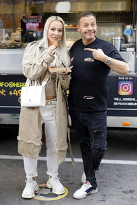 Eröffnung von 'Willi Herren’s Rievkooche Bud' in Köln