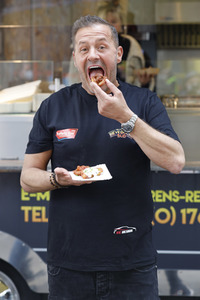 Eröffnung von 'Willi Herren’s Rievkooche Bud' in Köln