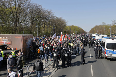 Demonstration gegen die bundesweite Verschärfung des Infektionsschutzgesetzes in Berlin