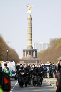Demonstration gegen die bundesweite Verschärfung des Infektionsschutzgesetzes in Berlin